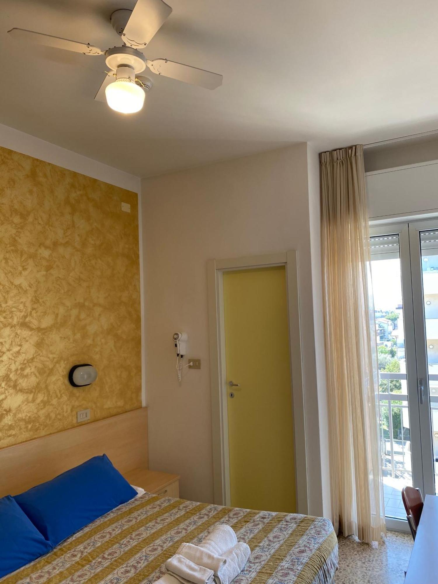Hotel Loretta Римини Екстериор снимка