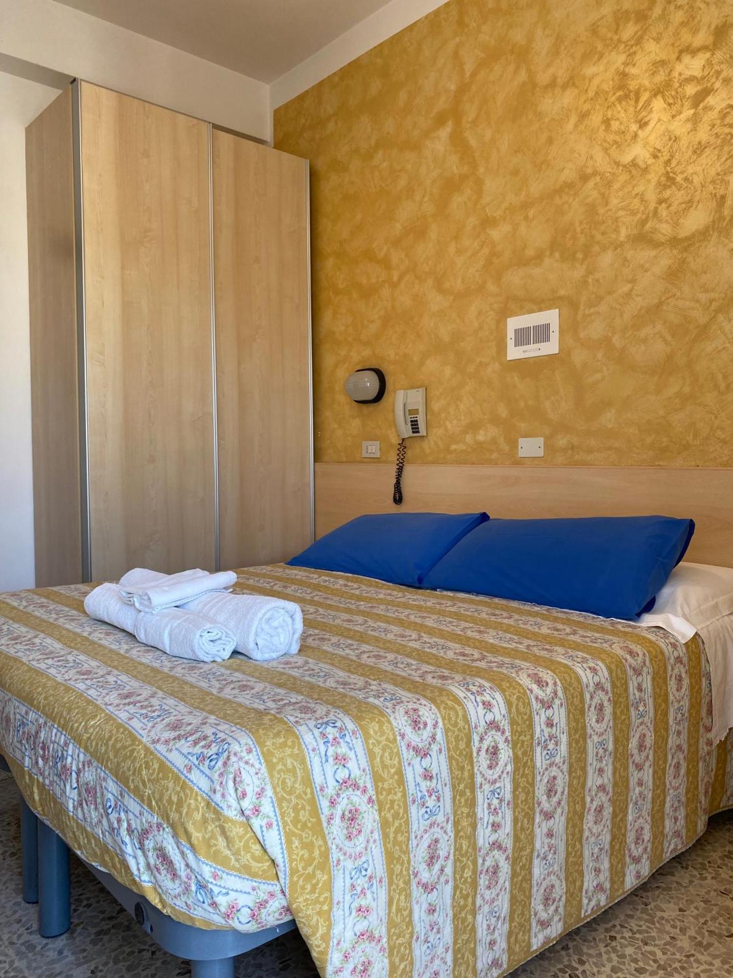 Hotel Loretta Римини Екстериор снимка