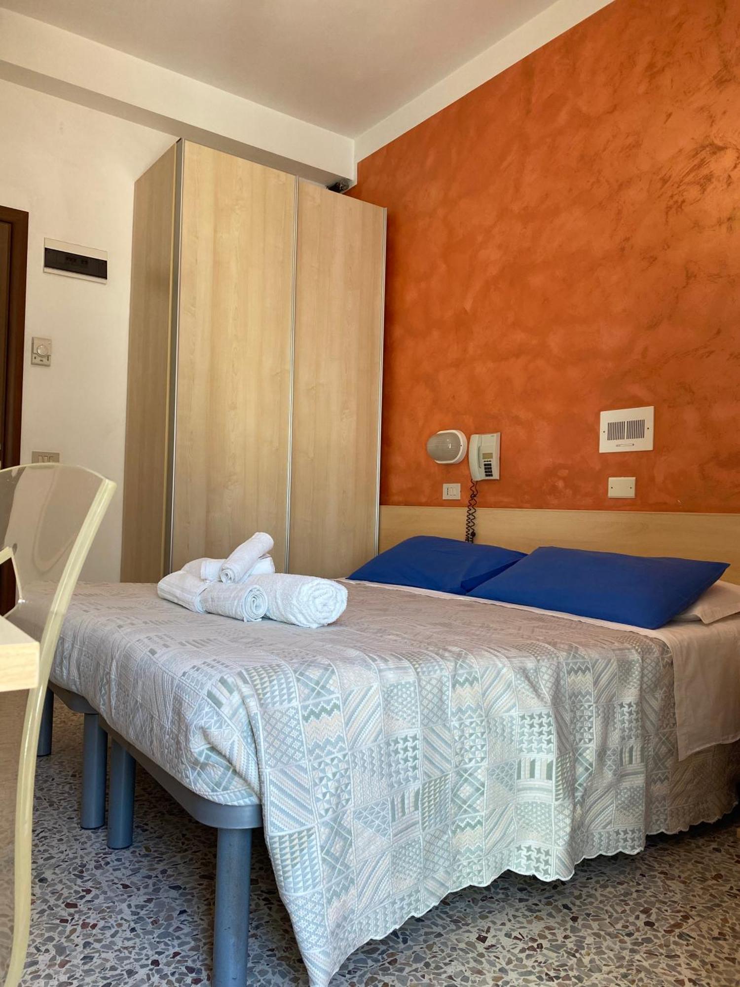Hotel Loretta Римини Екстериор снимка