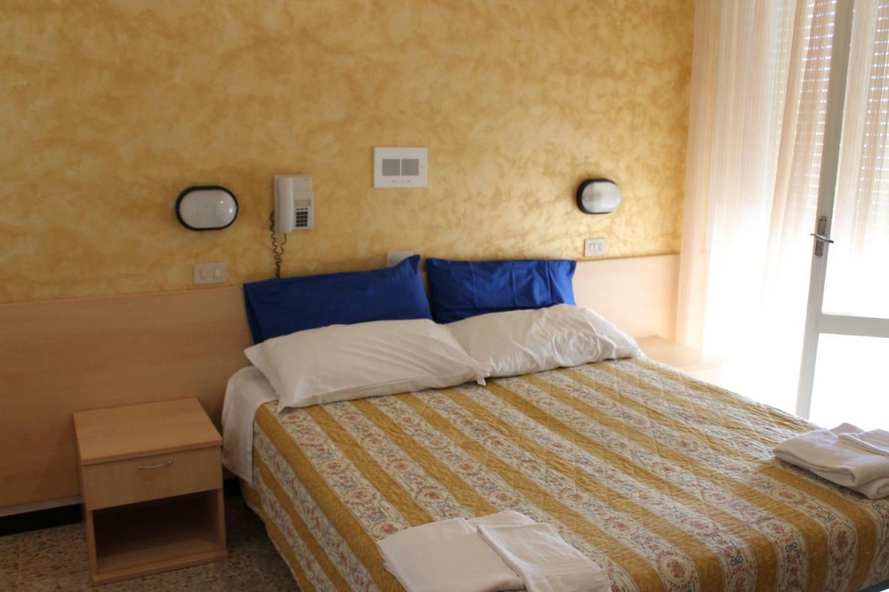 Hotel Loretta Римини Екстериор снимка