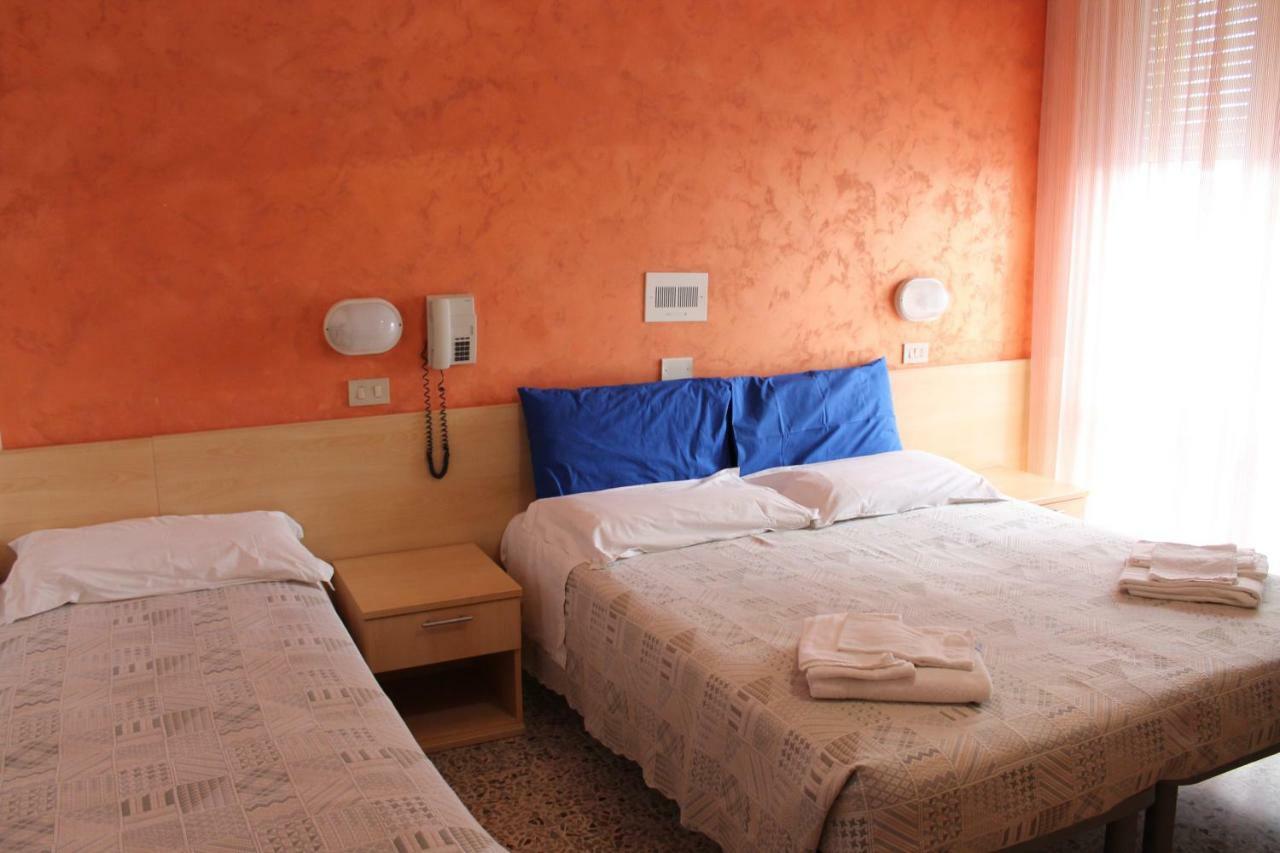 Hotel Loretta Римини Екстериор снимка