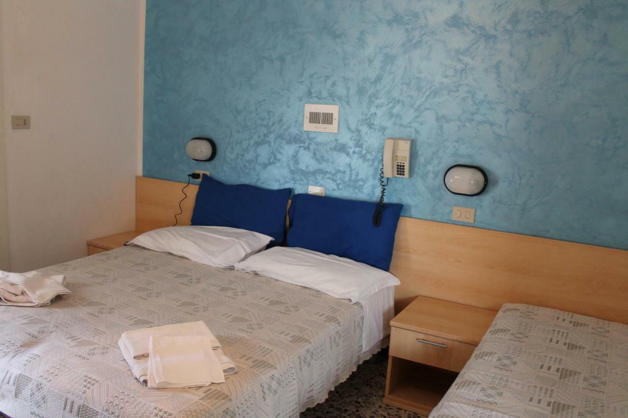 Hotel Loretta Римини Екстериор снимка