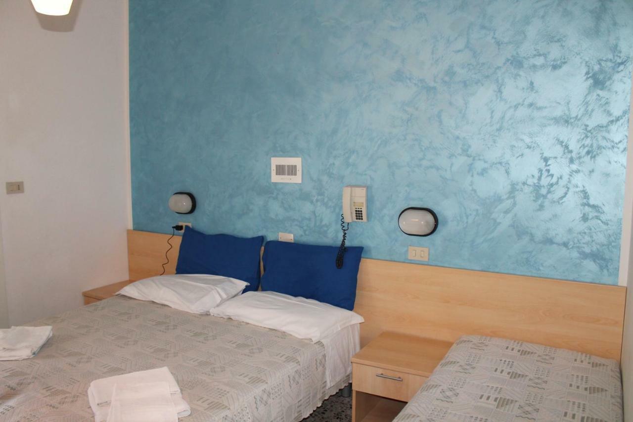 Hotel Loretta Римини Екстериор снимка
